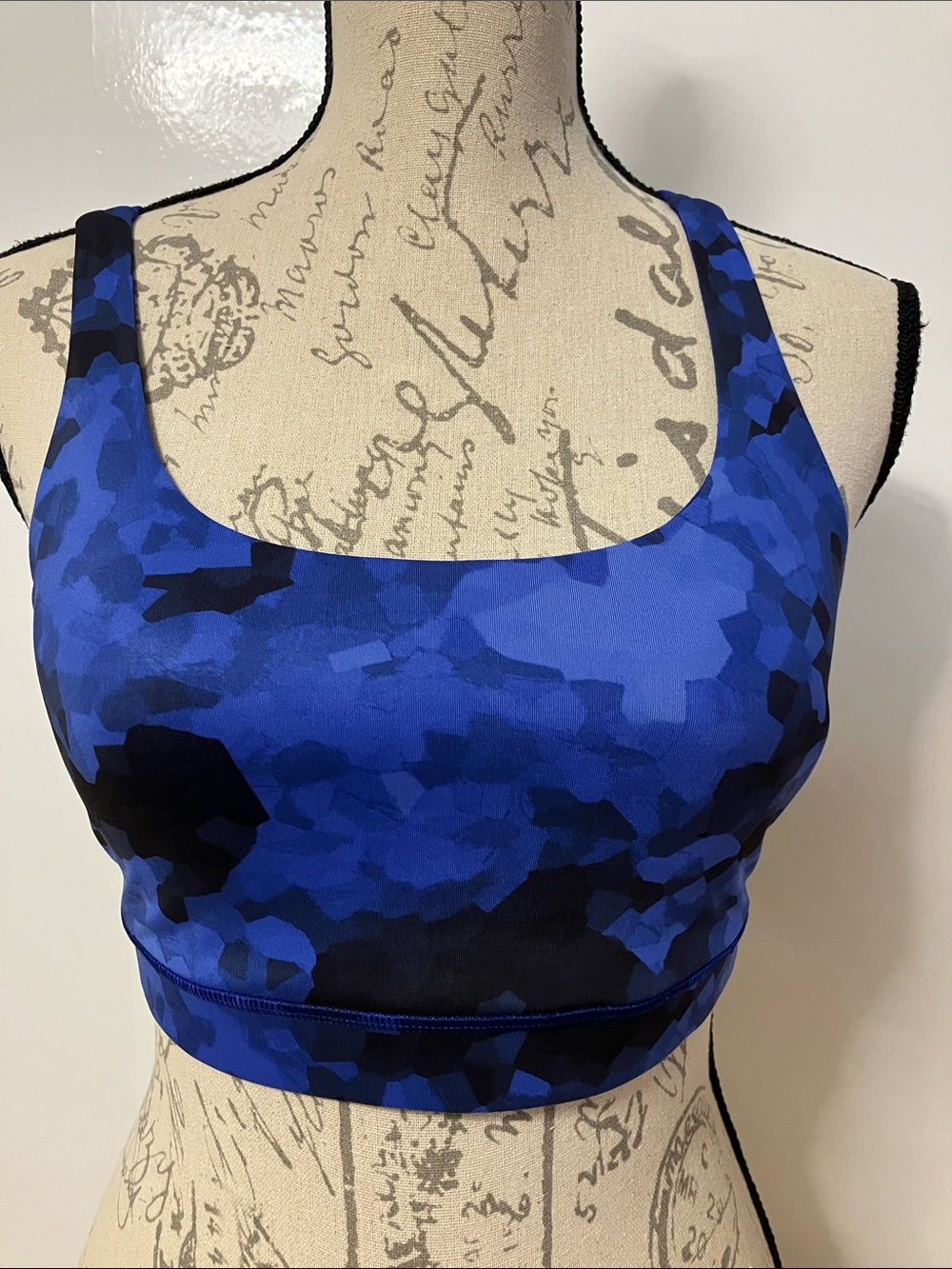 Lululemon Energy Bra Sz 8 in Blue & Black Camo